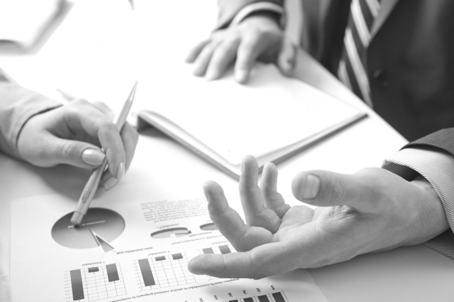 Modernes Büro mit Finanzdiagrammen und Cashflow-Analyse auf Monitoren